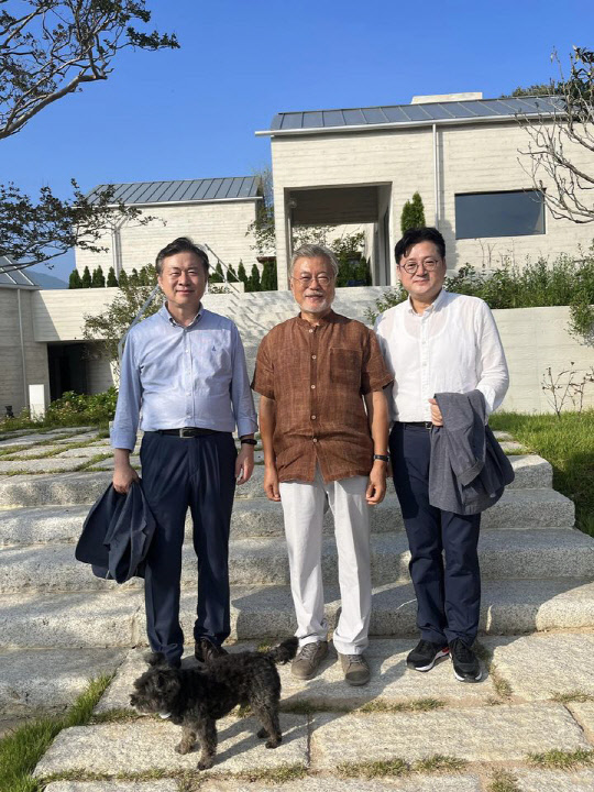 (왼쪽부터) 김영춘 전 해양수산부 장관, 문재인 전 대통령, 홍익표 더불어민주당 의원. <홍익표 SNS>